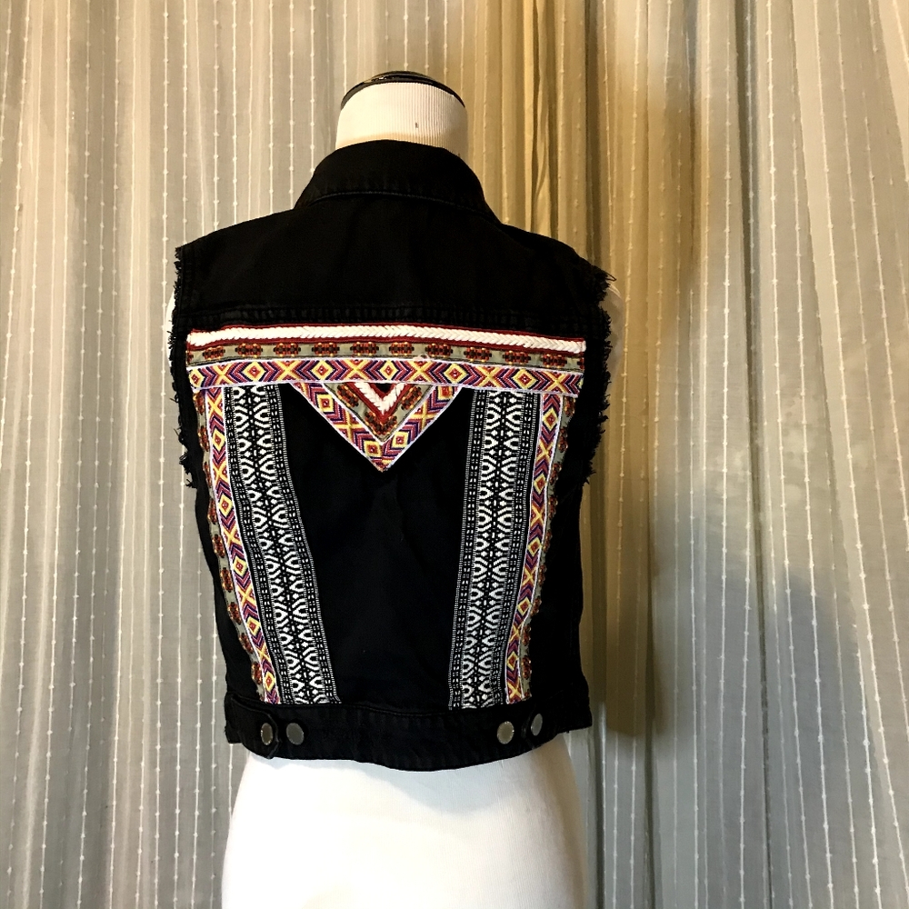 H&M Black Vest with Multicolor Pattern - Picture 6 of 8